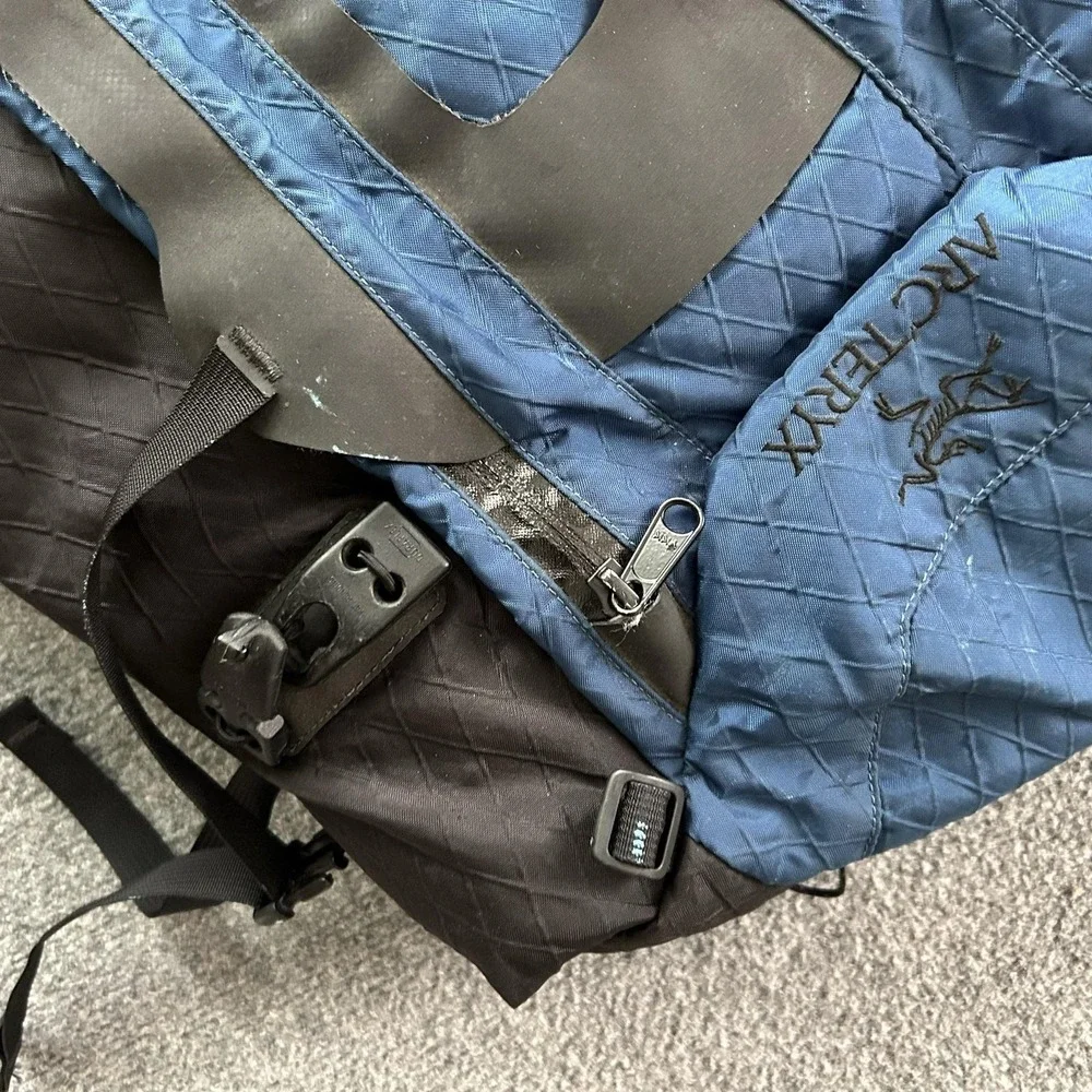 Arc'teryx Needle 35 Backpack 35L Black Blue One Size Hiking Nylon Canada Daypack